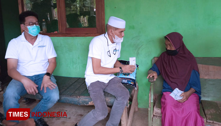 Aksi Sosial, Habib Hasan Mulachela dan PT AMA Bagikan Pro Em-1 di Pakis Kabupaten Malang
