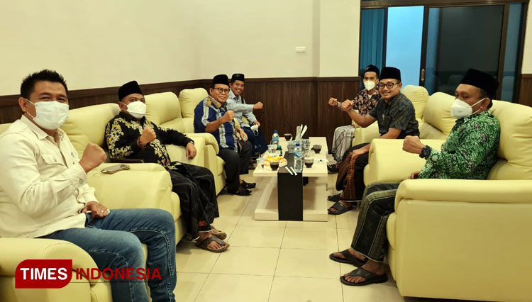 Ketua PWNU Sumsel Cak Amir (batik biru) bersama jajaran PWNU Jatim, Sabtu (6/3/2021).(Foto : Lely Yuana/TIMES Indonesia)