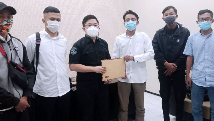 Lingga Indonesia ketika menyerahkan berkas laporan terkait video Penembakan Gus Idris. (Foto: Lingga Indonesia).