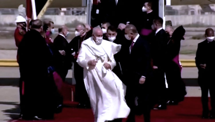 Tertatih Karena Masalah Fisik, Paus FransiskusTetap Bersemangat Kunjungi Irak