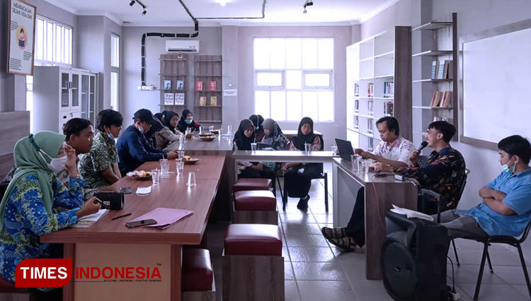 Aktivitas baca buku dan diskusi di Gedung Perpustakaan Daerah Pangandaran (Syamsul Ma'arif/TIMES Indonesia)