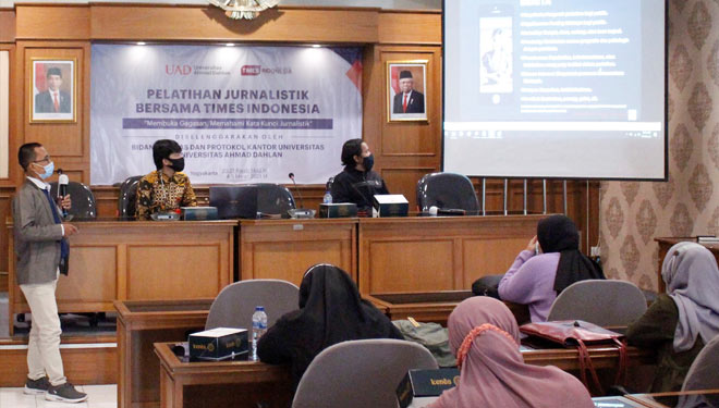 Jurnalis TIMES Indonesia, Ahmad Riyadi saat menyampaikan materi teknik menulis berita dalam acara Pelatihan Jurnalistik di Ruang Sidang Kampus 1 UAD. (FOTO: Humas UAD for TIMES Indonesia)