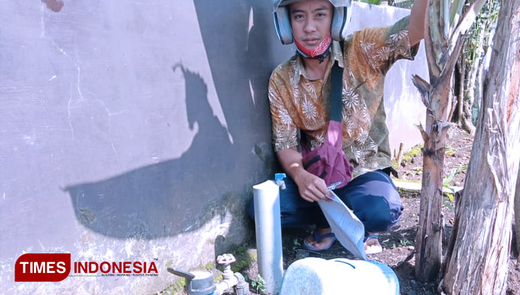 Petugas Perumdam Tirta Anom melakukan monitoring (Foto: Susi/TIMES Indonesia)