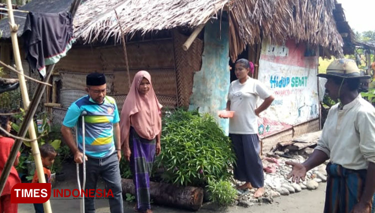 Wakil Bupati Abdya, Muslizar MT saat mengunjungi rumah kaum dhuafa di Desa Seujahtera, Kecamatan Manggeng. (Foto: T. Khairul Rahmat Hidayat/TIMES Indonesia)