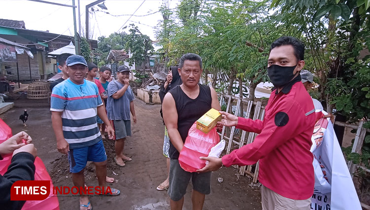Perwakilan warga Desa Kedungdalem menerima bantuan vitamin dan logistik. (FOTO: Happy/TIMES Indonesia)