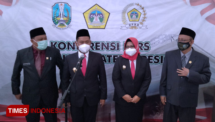 Bupati Fandi Akhmad Yani dan Aminatun Habibah saat konfrensi pers usai sertijab di Gedung DPRD Gresik (Foto: Akmal/TIMES Indonesia)
