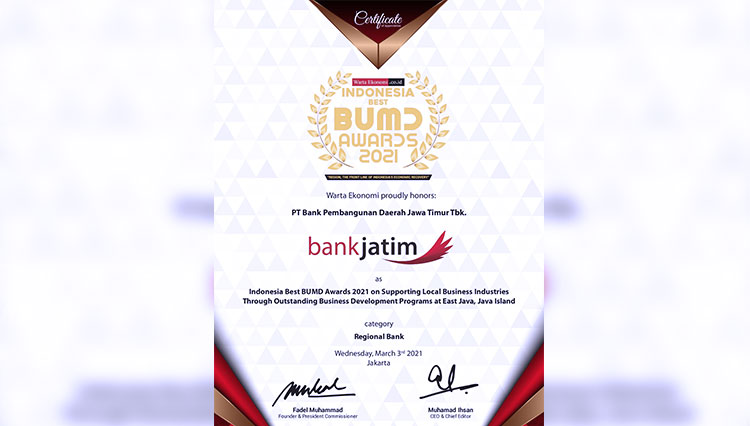 Piagam penghargaan Best BUMD Award 2021 kepada Bankjatim. (FOTO: Dok. Bank Jatim) 