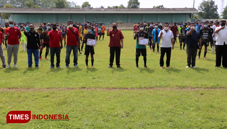 Bupati Jember, Hendy Siswanto (tengah, batik merah) saat menghadiri hari pertama pembukaan seleksi pemain U-16 dan U-19 untuk proyeksi Timnas Garuda Muda di Stadion Notohadinegoro. (Foto: Muhammad Faizin/TIMES Indonesia)