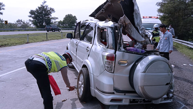 Petugas tengah memeriksa kendaraan yang mengalami kecelakaan di Tol Cipali KM 180.900 lajur B wilayah Kecamatan Sumberjaya, Kabupaten Majalengka. (Foto: Satlantas Polres Majalengka for TIMES Indonesia)