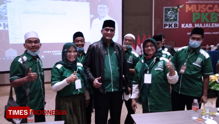 Ketua DPC PKB Majalengka Taufan Ansyar beserta pengurus DPC PKB Majalengka. (Foto: Jaja Sumarja/TIMES Indonesia)