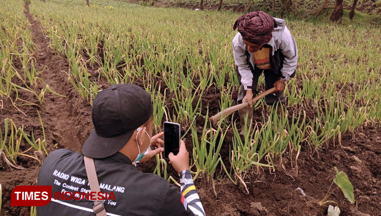 Mahasiswa FH UWG Malang saat melakukan hunting foto menggunakan media HP di Ngadas dan Ranu Pani. (FOTO: FH UWG for TIMES Indonesia)