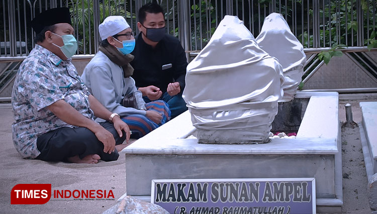 KH Amiruddin Nahrawi, Gus Abidin dan Kiagus Firdaus saat ziarah di Makam Sunan Ampel, Surabaya, Minggu (7/3/2021). (Foto: Lely Yuana/TIMES Indonesia) 
