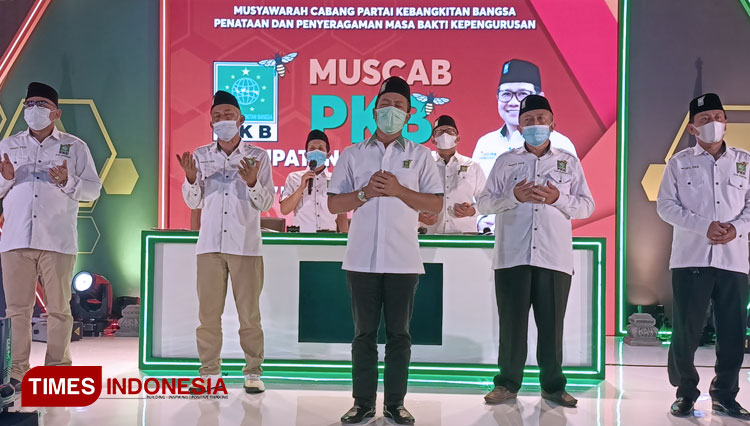 Wakil Ketua DPW PKB Jabar, Dadang Supriatna (tengah) terpilih sebagai Ketua DPC PKB Kab Bandung masa bakti 2021-2026, dalam Muscab PKB Kab Bandung di Hotel Sunshine Soreang, Minggu (7/3/21). (FOTO: Iwa/TIMES Indonesia)