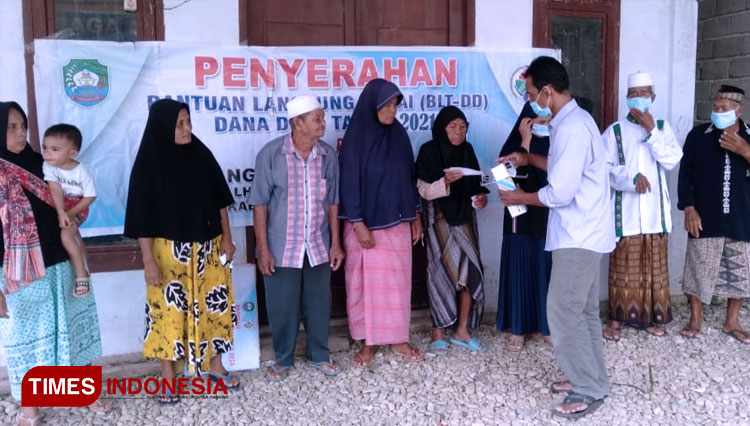 Warga Desa Lhok Gajah, Kecamatan Kuala Batee, Kabupaten Aceh Barat Daya (Abdya), Aceh saat menerima BLT-DD tahap pertama tahun 2021. (FOTO: T. Khairul Rahmat Hidayat/TIMES Indonesia)