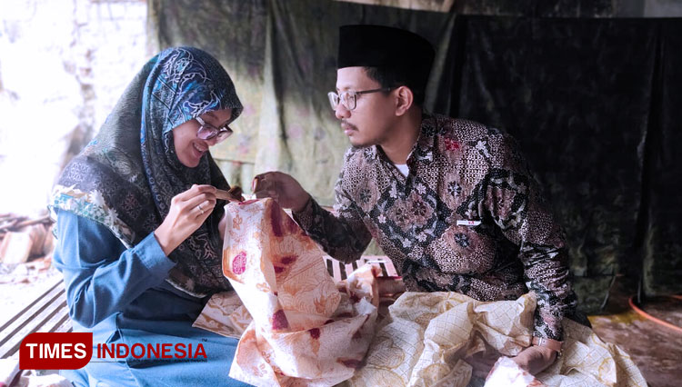 Anggota DPRD Jawa Timur H Muhammad Nasih Aschal bersama istri Ny Fiky Aisyah b