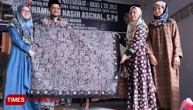 Anggota DPRD Jawa Timur H Muhammad Nasih Aschal bersama istri Ny Fiky Aisyah c