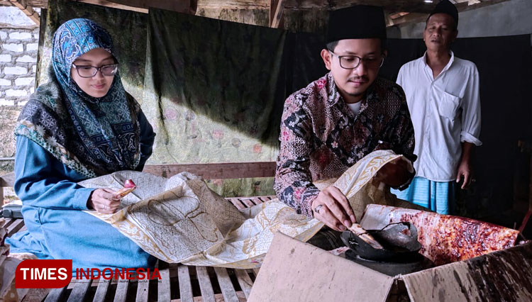 Anggota DPRD Jawa Timur H Muhammad Nasih Aschal bersama istri Ny Fiky Aisyah belajar membatik usai menyerap aspirasi pengrajin batik di Kecamatan Tanjung Bumi, Kabupaten Bangkalan. (FOTO: Doni Heriyanto/TIMES Indonesia)