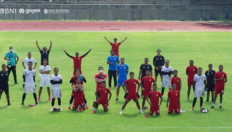 Para pemain Bhayangkara Solo FC saat mengikuti kegiatan latihan bersama di lapangan (foto: Instagram/Bhayangkara FC)
