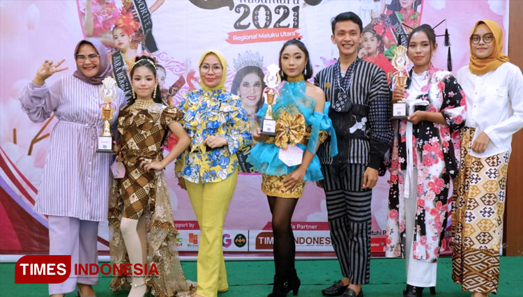 Dewan Pembina Henny Sutan Muda dan Owner and Founder Kano-kano Management bersama para pemenang. (FOTO: Dok Panitia for TIMES Indonesia)