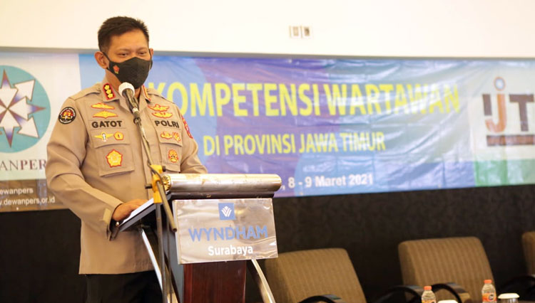 Kabid Humas Polda Jawa Timur Kombes Pol Gatot Repli Handoko saat memberikan sambutan dalam UKW IJTI, Senin (8/3/2021). (Foto: dok. Humas Polda Jatim)