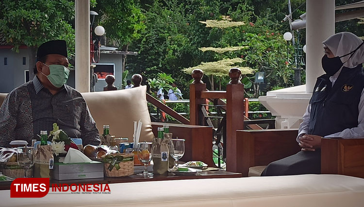 KH Amiruddin Nahrawi bersama Gubernur Jatim Khofifah Indar Parawansa berbincang akrab di belakang Gedung Grahadi, Senin (8/3/2021).(Foto : Lely Yuana/TIMES Indonesia) 
