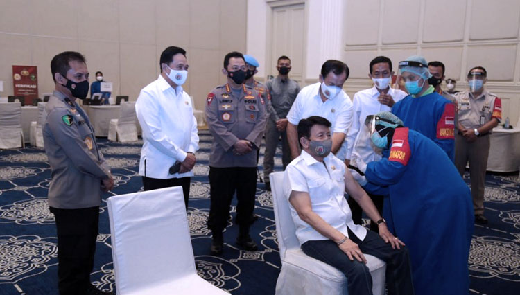 Kapolri Jenderal Listyo Sigit Prabowo saat meninjau pelaksanaan vaksin Covid-19 untuk Purnawirawan Polri. (Foto: Dokumentasi Humas Polri)