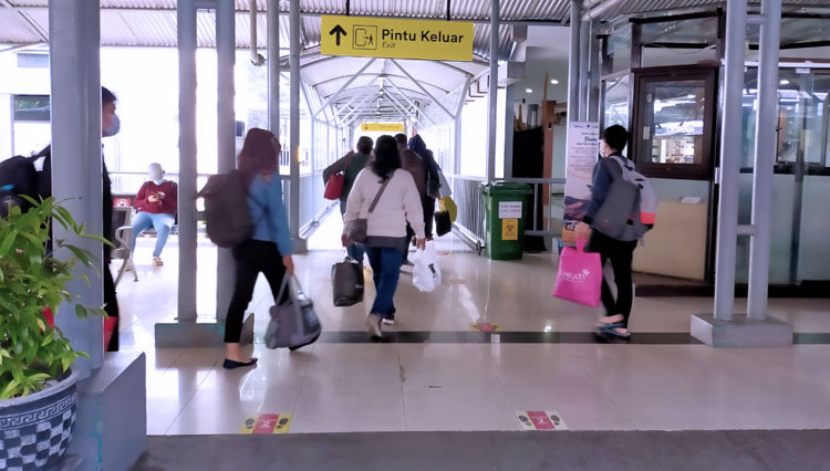 Kesibukan di Stasiun Kereta Api b