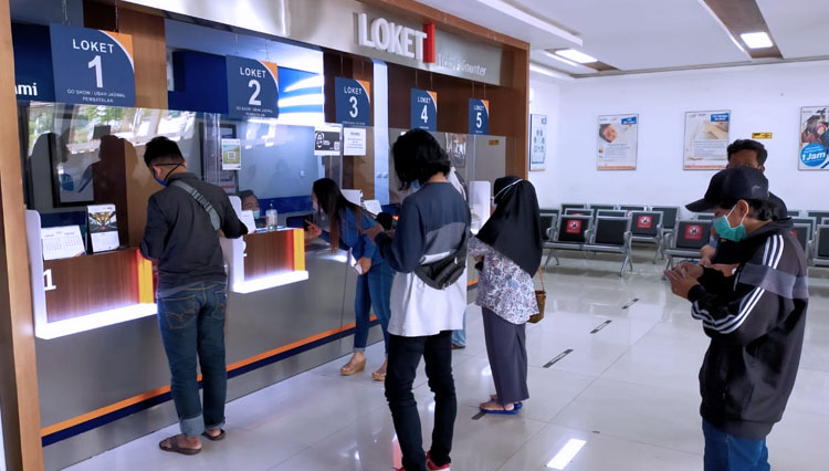 Kesibukan di Stasiun Kereta Api c