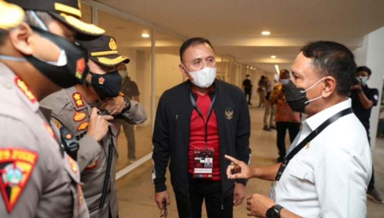Ketua Umum PSSI, Mohammad Iriawan saat mendampingi Menpora meninjau stadion di GBK, Jakarta (foto: Dokumen/Kemenpora)