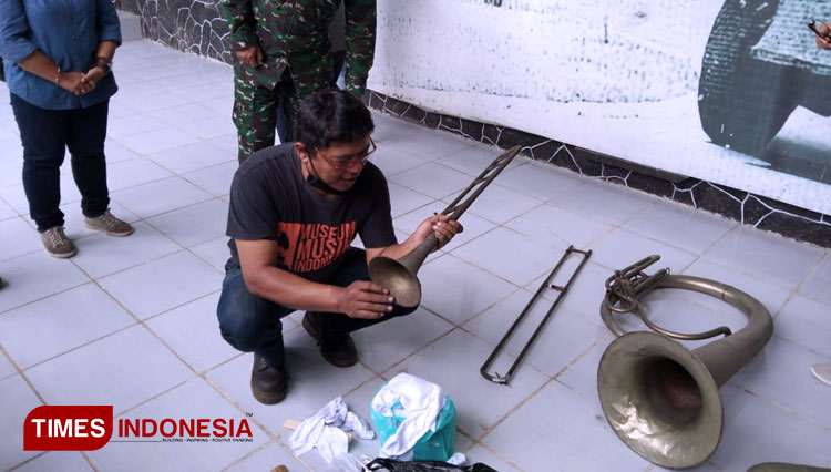 MMI bersama pihak Museum Brawijaya saat membersihkan alat musik yang ada di dalam museum, Senin (08/03/2021). (FOTO: Dok. MMI/TIMES Indonesia)