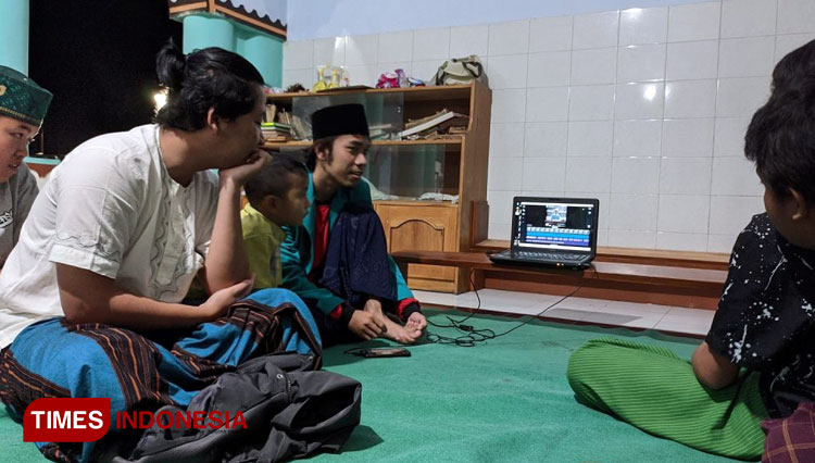 Kegiatan ngaji desain bersama anggota Remaja Masjid Nurul Huda Sumbermanjing Wetan. (FOTO: AJP TIMES Indonesia)