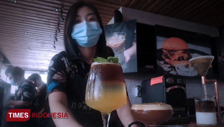 Nordic has several mocktail coffee signatures such as the Sun Kissed Summer. The mixture of fresh orange juice, espresso, caramel, infused orange water, Sunday (7/3/2021). (PHOTO:Lely Yuana/ TIMES Indonesia) - 