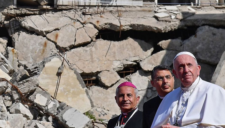 Paus Fransiskus saat memimpin misa diantara reruntuhan gereja di kota Mosul a