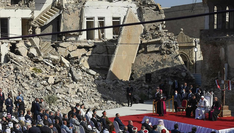 Paus Fransiskus saat memimpin misa diantara reruntuhan gereja di kota Mosul, Irak.(FOTO: Reuter/The New York Times/EPA via Shutterstock)