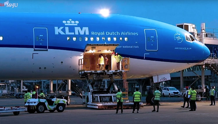 Pesawat Maskapai KLM saat membawa vaksin AstraZeneca, mendarat di Bandar Udara (Bandara) Soekarno Hatta, Tangerang, Banten. (FOTO: Setneg RI)