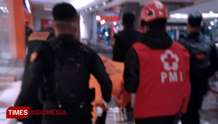 Proses evakuasi korban yang terjatuh di Tunjungan Plaza Surabaya, Senin (8/3/2021). (FOTO: Realita.co untuk TIMES Indonesia)