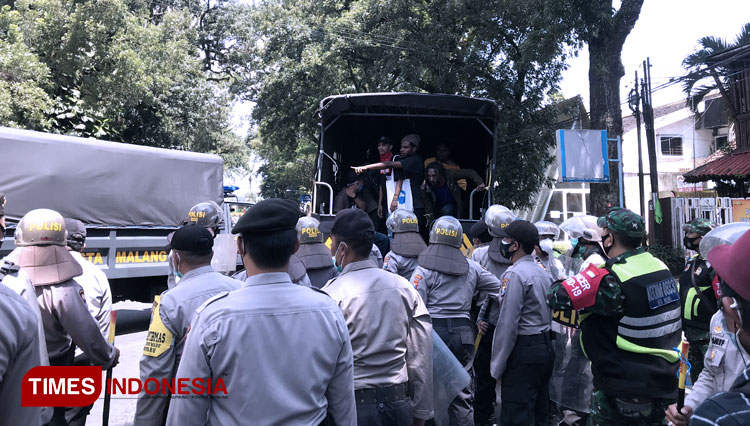 Puluhan oknum provokator aksi demo saat dimasukkan kedalam mobil truk Dalmas, Jumat (08/03/2021). (Foto: Rizky Kurniawan Pratama/TIMES Indonesia)