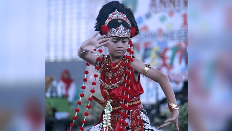Siswa Sanggar Kinanti saat menunjukkan kebolehannya menari. (FOTO: Dok. Sanggar Kinanti)