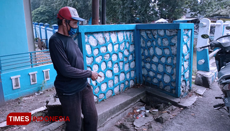 Salah satu tukang becak menunjukkan lokasi ditemukannya senjata api beserta peluru yang terbungkus kantong plastik hitam, Senin (8/3/2021). (FOTO: MFA Rohmatillah/ TIMES Indonesia)