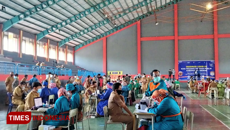 Para ASN lakukan vaksinasi di GOR ranggajati sumber Cirebon. (Foto: Dede Sofiyah/Times Indonesia)