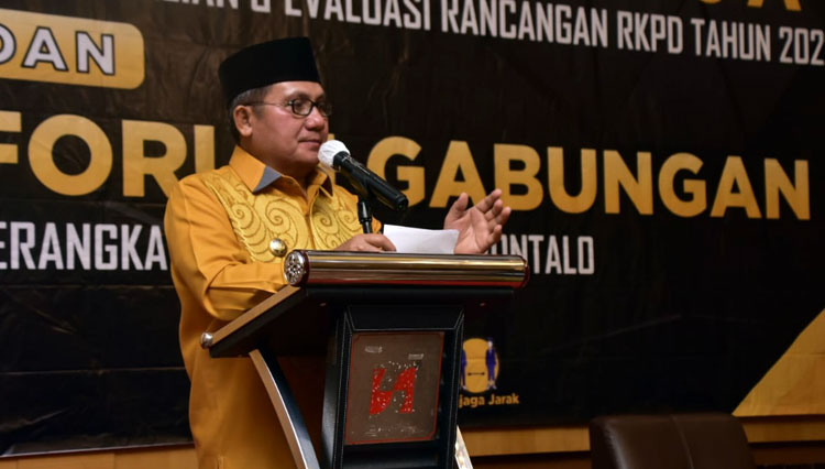 Wali Kota Gorontalo, Marten Taha saat memberikan sambutan di katakan acara mengevaluasi RKPD (Rencana Kerja Pembangunan Daerah) Kota Gorontalo tahun 2022, yang dirangkaikan dengan forum gabungan perangkat daerah di Manado (Foto: Humas Pemkot Gorontalo)