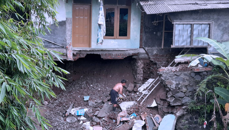 Satu rumah di Dusun Sukaasih, Desa Buniwangi, Kecamatan Palasah, Kabupaten Majalengka, Jawa Barat, nyaris ambruk akibat abrasi sungai. (Foto: BPBD Majalengka for TIMES Indonesia)