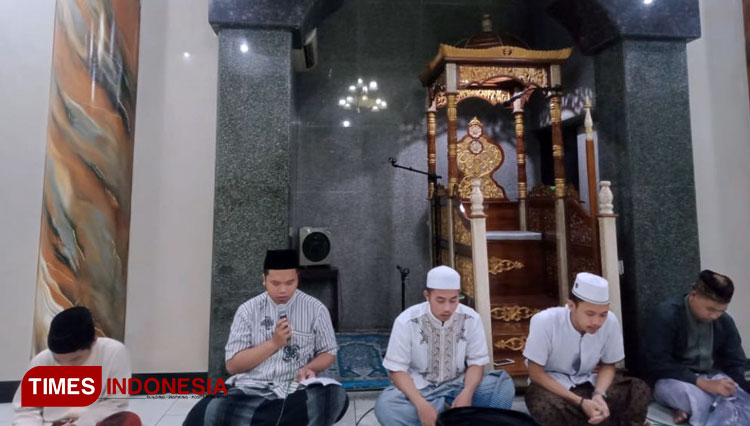 Pembacaan Maulid Diba’ oleh Mahasiswa KSM Unisma bersama jamaah di Masjid Baitul Hamid. (FOTO: AJP TIMES Indonesia)