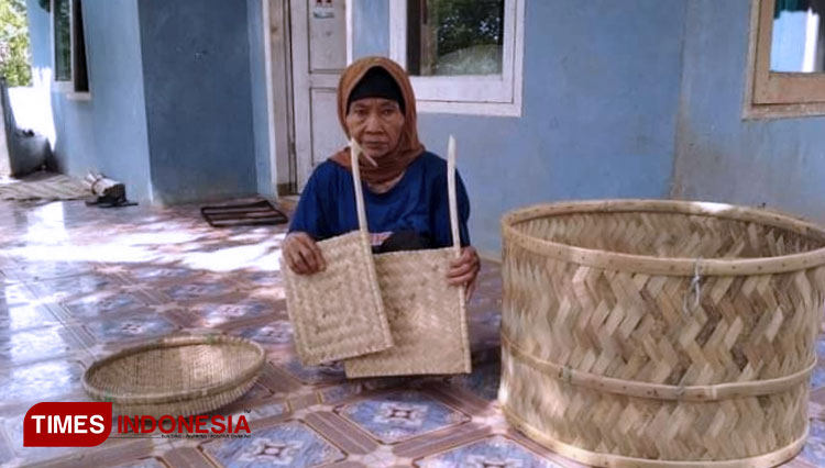 Hasil karya pengrajin anyaman berbahan baku bambu. (FOTO: Syamsul Ma'arif/TIMES Indonesia)