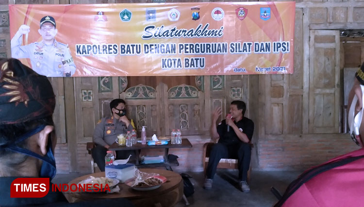 Kapolres Batu, AKBP Catur C Wibowo SIK MIK saat bersilaturahmi dengan pengurus Pencak Silat Kota Batu. (FOTO: Muhammad Dhani Rahman/TIMES Indonesia)