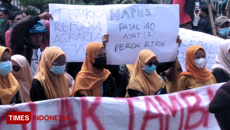 Aksi Demonstrasi Mahasiswa Sumenep Menolak Rencana Penambahan Kawasan Penambangan Fosfat di Depan Kantor Bapedda Sumenep, Selasa (9/3/2021). (FOTO: Ach. Qusyairi Nurullah/TIMES Indonesia). 