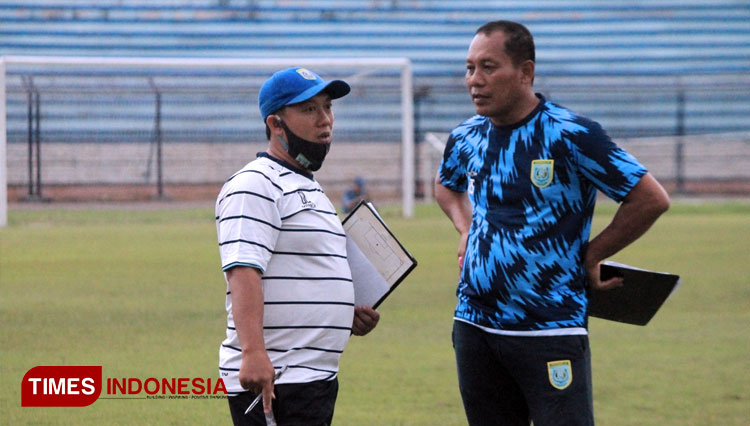 Asisten Pelatih Persela, Didik Ludianto berdiskusi dengan pelatih fisik, Ragil Sudirman. (FOTO: MFA Rohmatillah/TIMES Indonesia)