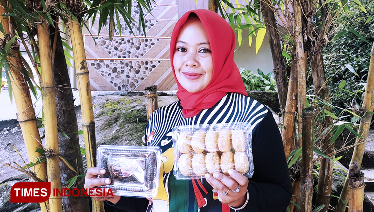 Pelaku bisnis online di Sumedang, Elit Novianti saat memamerkan produk unggulan cemilan Comro ratu sejagad dan Gemblong ketan hitam (FOTO: Alan Dahlan/TIMES Indonesia) 