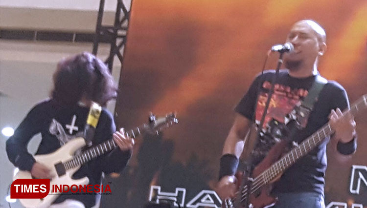 Pentas musisi pada Hari Musik Nasional yang diselenggarakan oleh Rumpun Musik DKKT, di Mall Mayasari Plaza Kota Tasikmalaya. (Foto: Harniwan Obech/TIMES Indonesia)