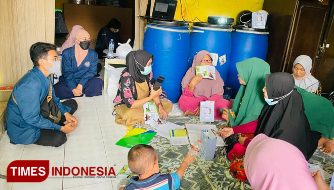 Sosialisasi kepada ibu-ibu PKK oleh BP Jamsostek Gresik (Foto: Akmal/TIMES Indonesia).